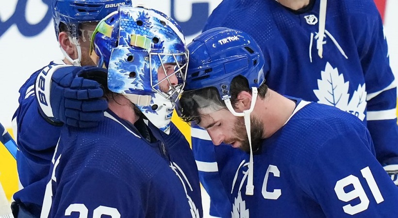 Toronto Maple Leafs forward John Tavares (91) congratulates